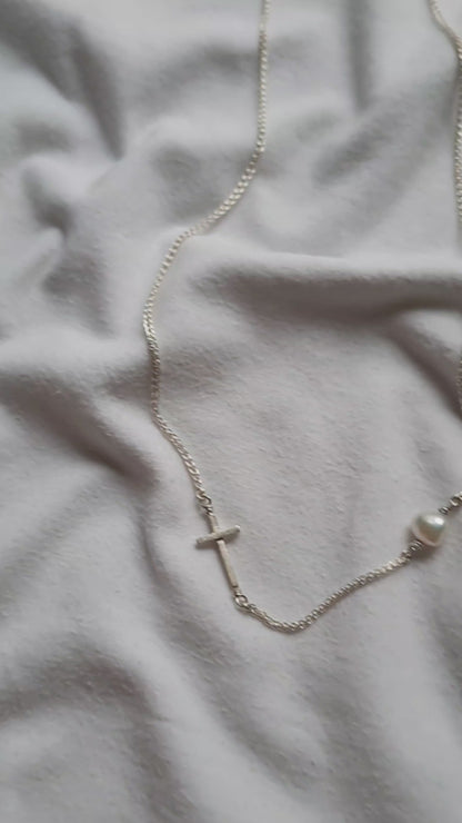 Kette mit Kreuz und Perle
